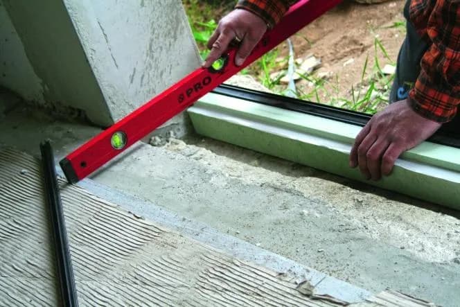 Montaż drzwi przed czy po malowaniu: co wybrać, by uniknąć błędów?