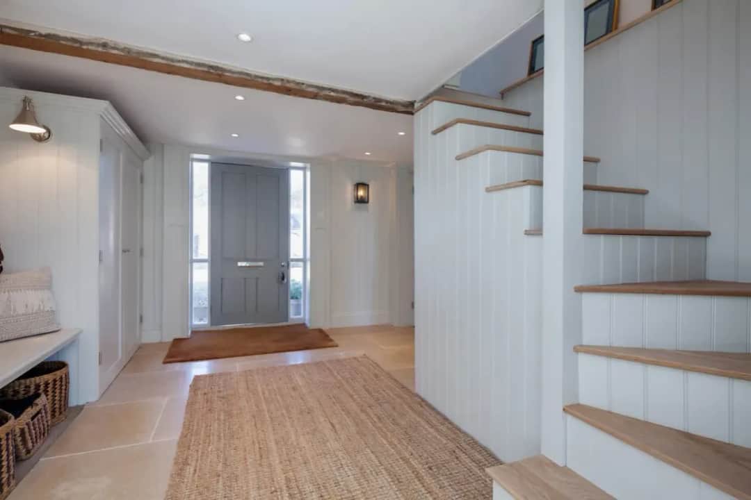 Jak skutecznie odnowić boazerię w przedpokoju i nadać jej nowy blask?