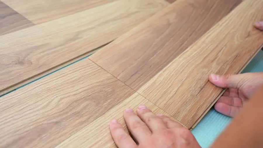 Jak układać panele winylowe samoprzylepne? Proste kroki i cenne porady