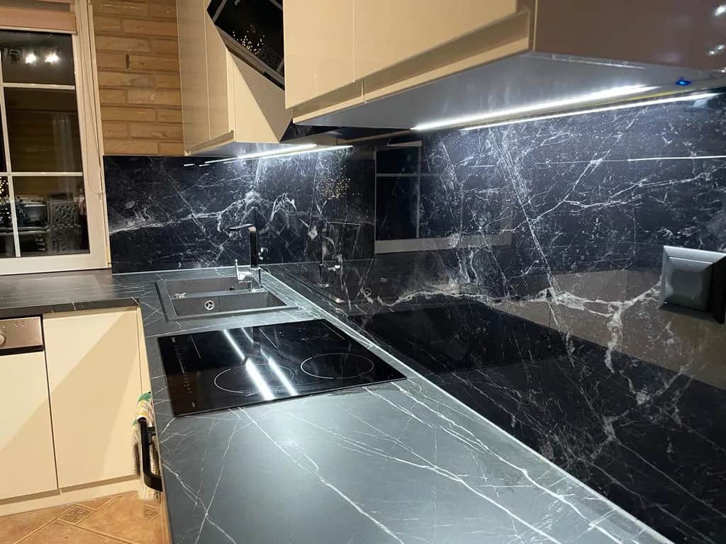 Panele jak marmur – elegancki wybór do Twojego wnętrza bez kosztów.