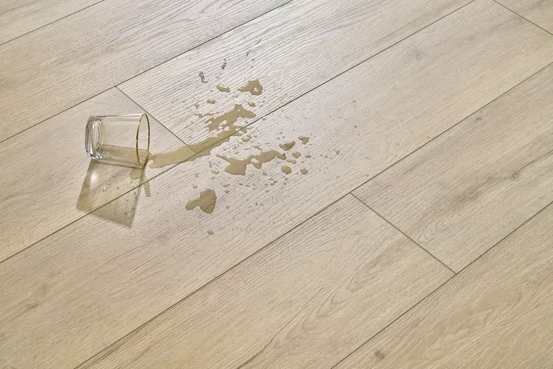 Panele czy gres na podłogówkę - co wybrać dla trwałej i estetycznej podłogi?