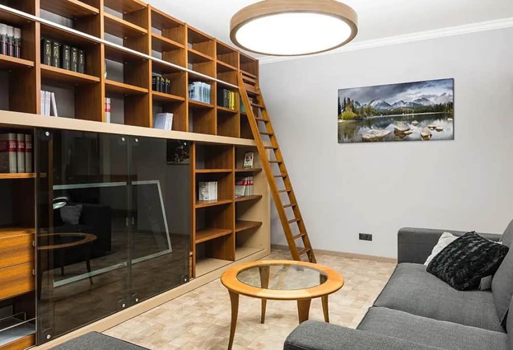 Jak ozdobić półki w salonie: 10 inspiracji, które odmienią wnętrze