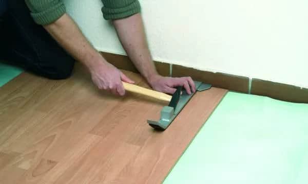 Jak położyć panele na nierównej podłodze i uniknąć błędów w montażu