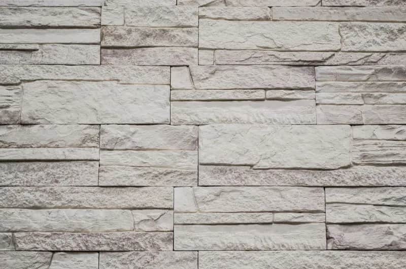 Czym malować kamień gipsowy, aby uzyskać trwały i estetyczny efekt?