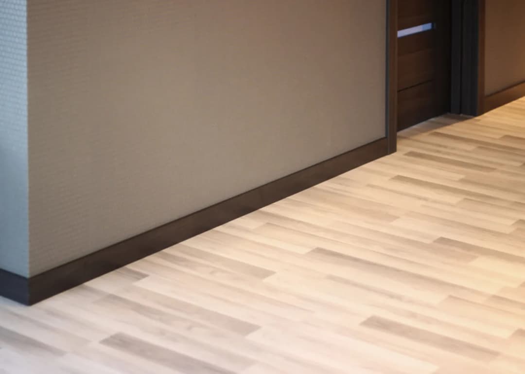 Jak dobrać listwy przypodłogowe do paneli, aby uniknąć błędów aranżacji?