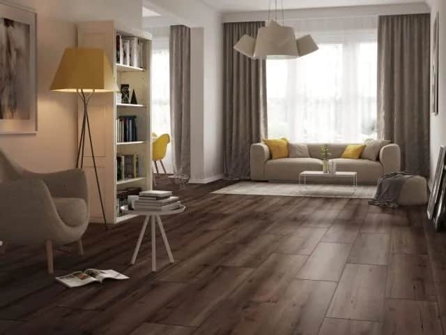 Jak kładziemy panele w stosunku do okna, by zyskać więcej światła i przestrzeni